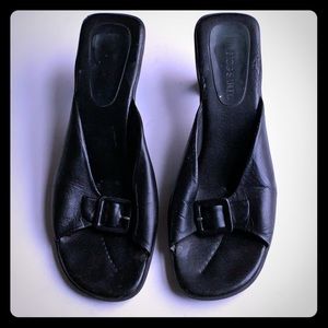 Square toe 90s sandals with curved heel